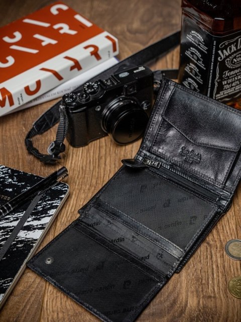 Pionowy, zgrabny portfel męski z dobrej jakości skóry naturalnej RFID - Pierre Cardin Pionowy, zgrabny portfel męski z dobrej jakości skóry naturalnej RFID - Pierre Cardin