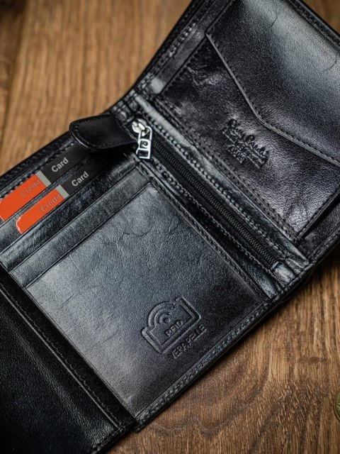 Pionowy, zgrabny portfel męski z dobrej jakości skóry naturalnej RFID - Pierre Cardin Pionowy, zgrabny portfel męski z dobrej jakości skóry naturalnej RFID - Pierre Cardin