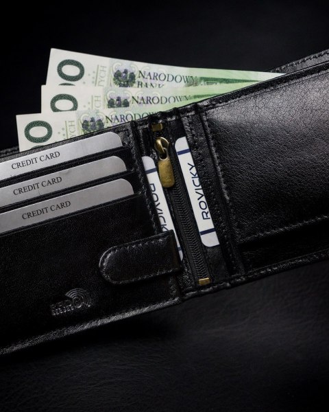 Cienki portfel męski z naturalnej skóry licowej ze schowkiem na suwak - Rovicky Cienki portfel męski z naturalnej skóry licowej ze schowkiem na suwak - Rovicky