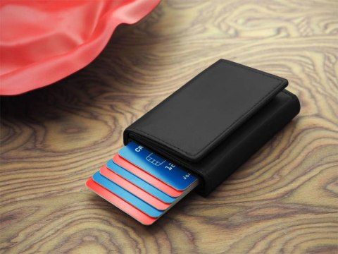 Skórzany portfel męski z zapięciem i ochroną kart RFID - Peterson Skórzany portfel męski z zapięciem i ochroną kart RFID - Peterson