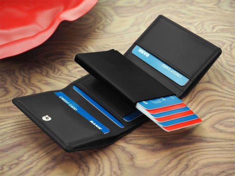 Skórzany portfel męski z zapięciem i ochroną kart RFID - Peterson Skórzany portfel męski z zapięciem i ochroną kart RFID - Peterson