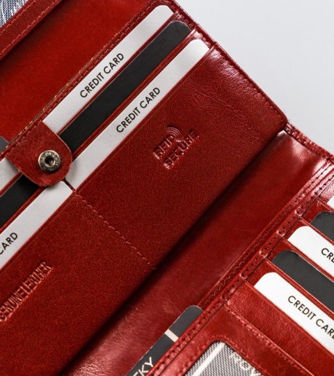 Skórzany portfel damski na karty z ochroną RFID Protect - Rovicky Skórzany portfel damski na karty z ochroną RFID Protect - Rovicky