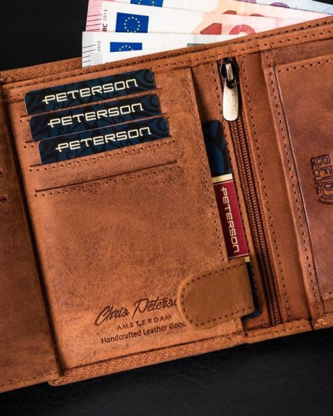 Portfel męski bez zapięcia z naturalnej skóry nubukowej - Peterson Portfel męski bez zapięcia z naturalnej skóry nubukowej - Peterson