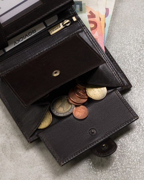 Skórzany portfel męski na karty z systemem RFID Protect - Rovicky Skórzany portfel męski na karty z systemem RFID Protect - Rovicky