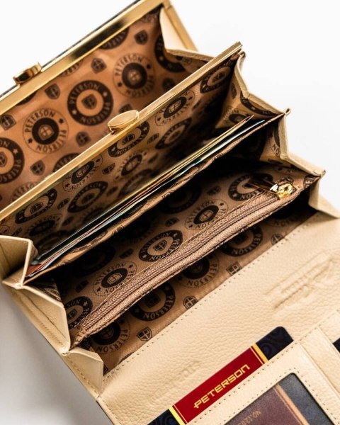 Klasyczny, elegancki portfel damski w beżowym kolorze mieszczący dowód rejestracyjny - Peterson Klasyczny, elegancki portfel damski w beżowym kolorze mieszczący dowód rejestracyjny - Peterson