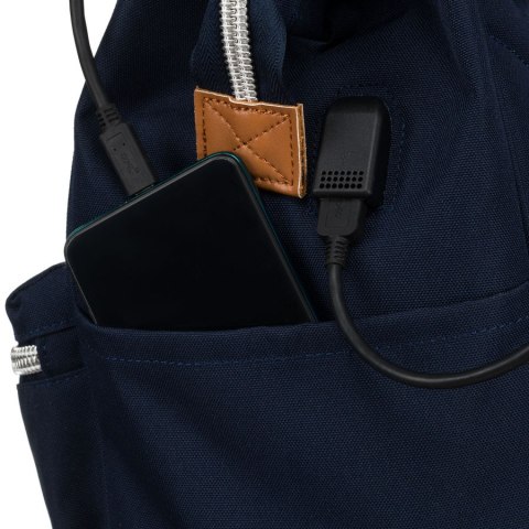 Granatowy plecak damski z poliestru z miejscem na laptopa i portem USB - Peterson Granatowy plecak damski z poliestru z miejscem na laptopa i portem USB - Peterson