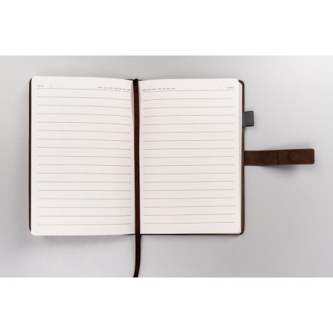 Zestaw prezentowy: brązowy notes A5 w linie i długopis z czarnym wkładem - Peterson Zestaw prezentowy: brązowy notes A5 w linie i długopis z czarnym wkładem - Peterson